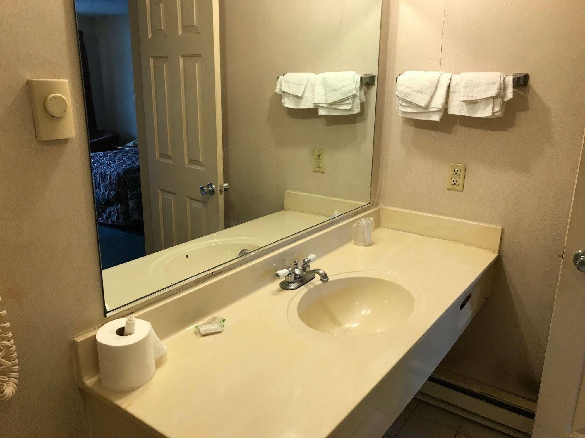 Economy Lodge 682 Main St Sturbridge Kültér fotó